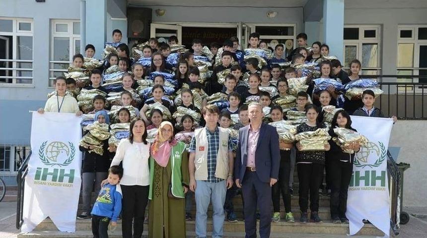 Yetim &Ccedil;ocuklara Yardım Ellerini Uzattılar