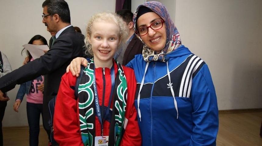 Tataristanlı &Ccedil;ocuklara Kocaelispor Atkılı Karşılama