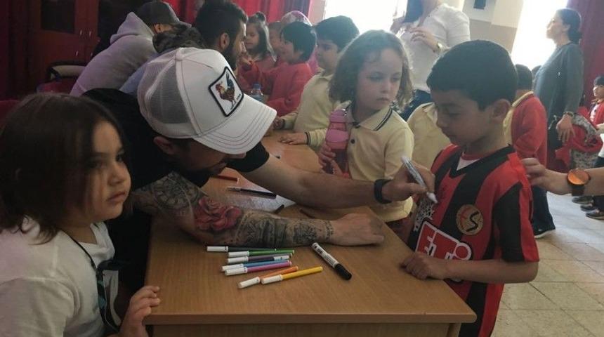 Eskişehirsporlu Futbolcular Okulda İmza G&uuml;n&uuml; D&uuml;zenledi