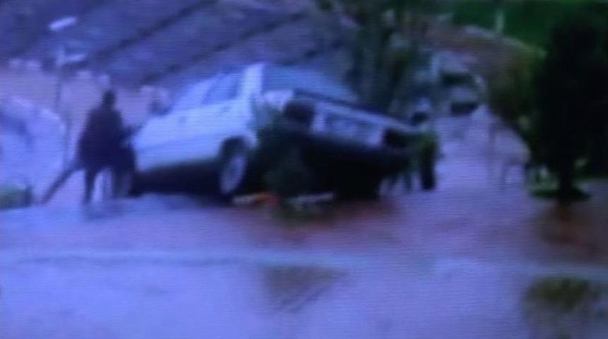 El Freni &Ccedil;ekilmeyen Ara&ccedil; Hareket Etti, S&uuml;r&uuml;c&uuml; Peşinden Koşturdu