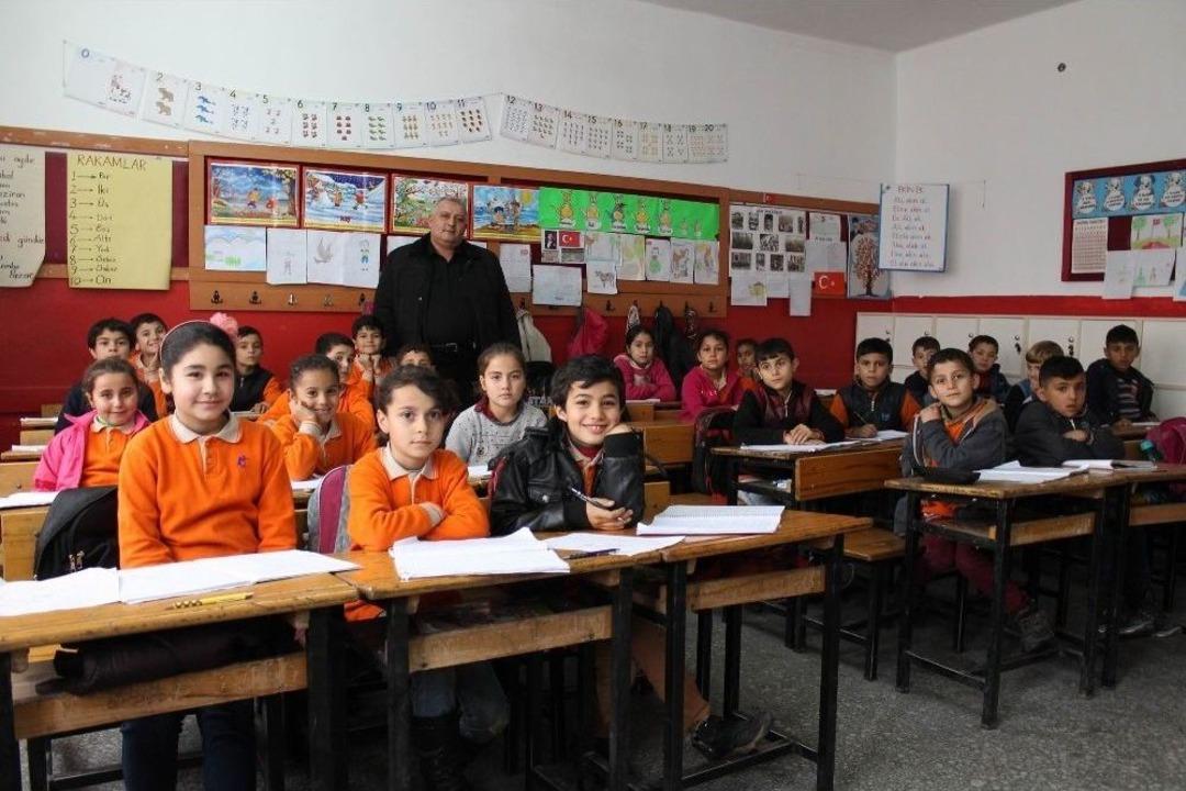 (&ouml;zel Haber) 9 Yaşındaki Suriyeli Ragat Terc&uuml;manlık Yapıyor