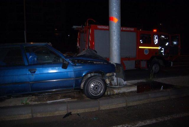 Yön Tabelasına Çarpan Otomobil Hurdaya Döndü: 1 Yaralı