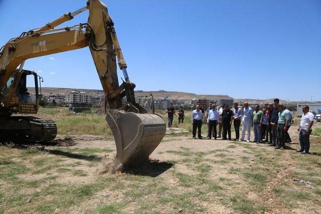 Cizre’de Bilim Merkezi İçin İlk Kazma Vuruldu