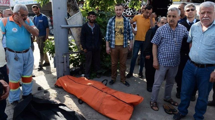 &Ccedil;&ouml;p Kamyonun Altında Kalan Yaşlı Kadın Feci Şekilde &Ouml;ld&uuml;