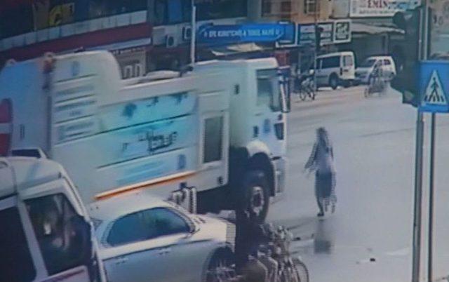 &Ccedil;&ouml;p Kamyonun Altında Kalan Yaşlı Kadın Feci Şekilde &Ouml;ld&uuml; 2