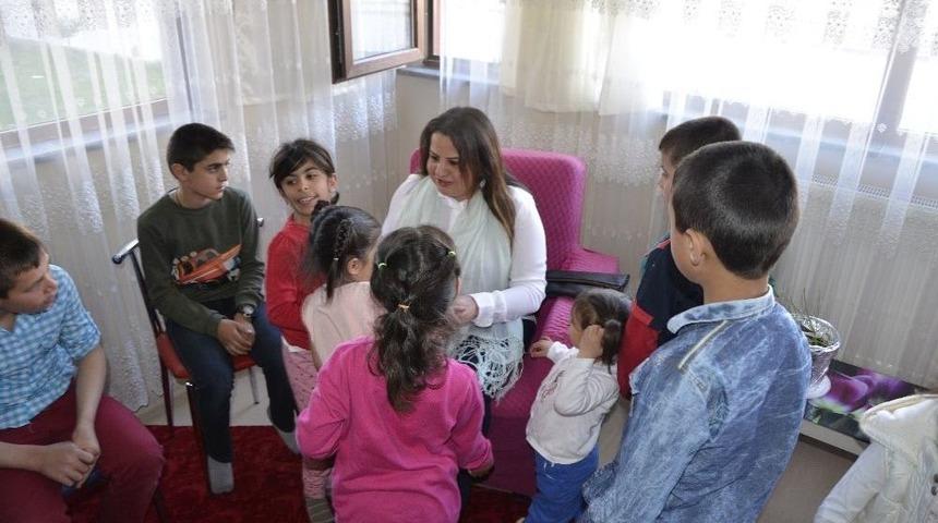 Beyza Elban, Sevgi Evlerini Ziyaret Etti