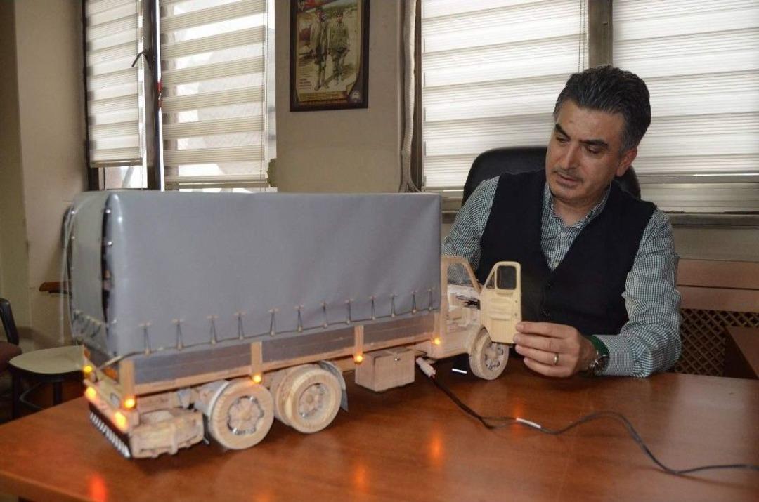 Babasının Hatırasını Atık &Ccedil;&ouml;plerle Yaptığı Maket Kamyonda Yaşatıyor