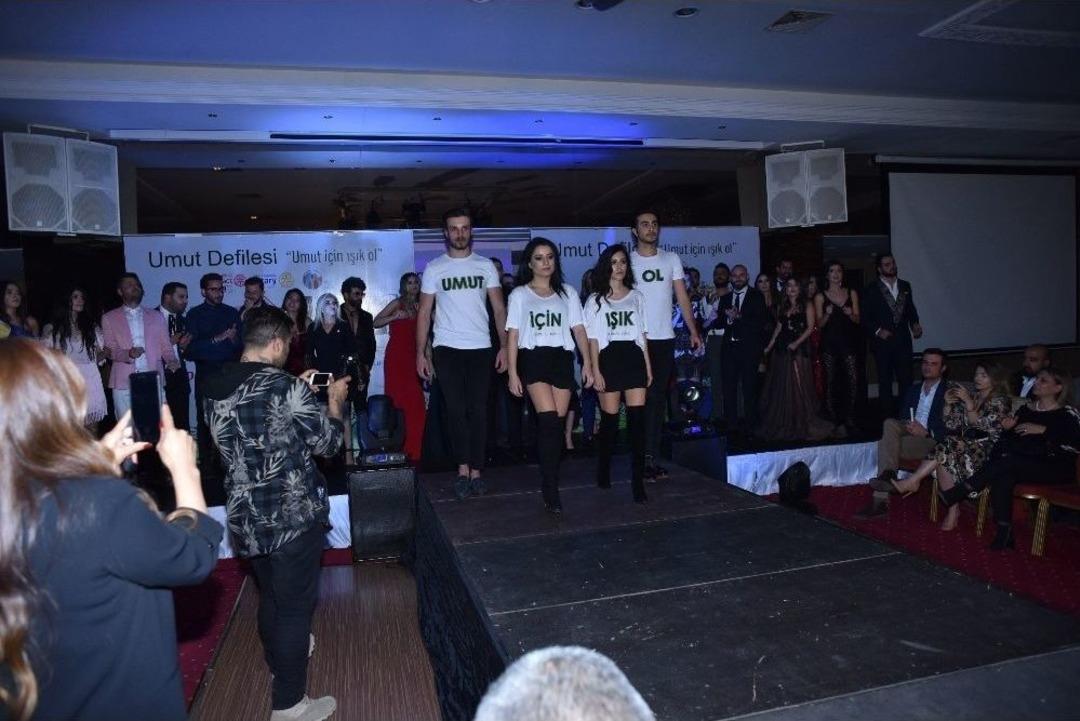 &Ccedil;ocuklar İ&ccedil;in Podyuma &Ccedil;ıktılar