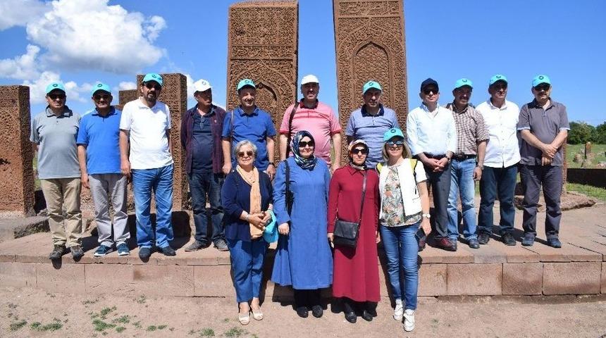 Rekt&ouml;r Battal, Ahlat Sel&ccedil;uklu Mezarlığını Ziyaret Etti