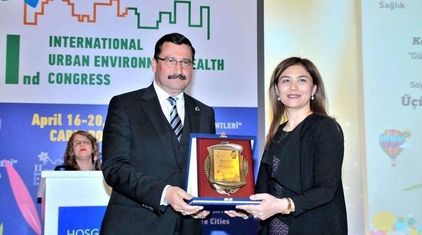 Başkan Ak&rsquo;a G&uuml;m&uuml;şdere &Ouml;d&uuml;l&uuml;