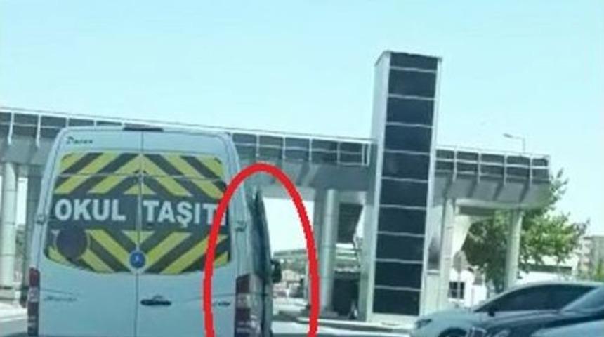 &Ouml;ğrenci Servisi Trafikte Kapısı A&ccedil;ık Şekilde İlerledi