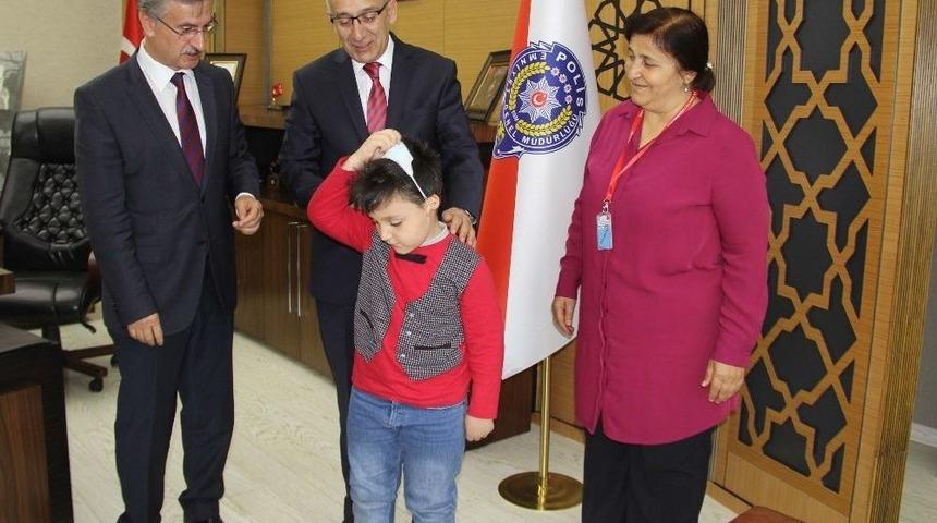 L&ouml;semiyi Yenen Talha Maskesini Emniyet M&uuml;d&uuml;r&uuml; İle Attı