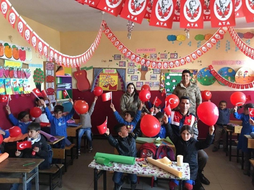 Kars&rsquo;ta Jandarma 23 Nisan &Ouml;ncesi &Ccedil;ocukları Unutmadı