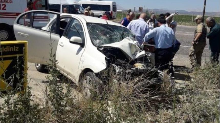 Kamyonet İle Otomobil &Ccedil;arpıştı: 3 Yaralı