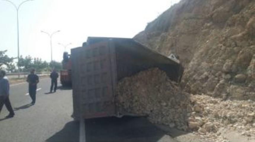 Şanlıurfa&rsquo;da Hafriyat Kamyonu Devrildi: 1 Yaralı
