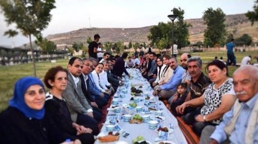 Adalet Bakanı G&uuml;l Yer Sofrasında İftar Yaptı