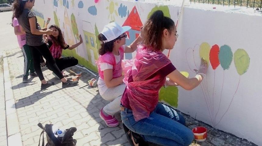 Dış Duvarlar &Ccedil;evre Temalı Resimlerle S&uuml;slendi