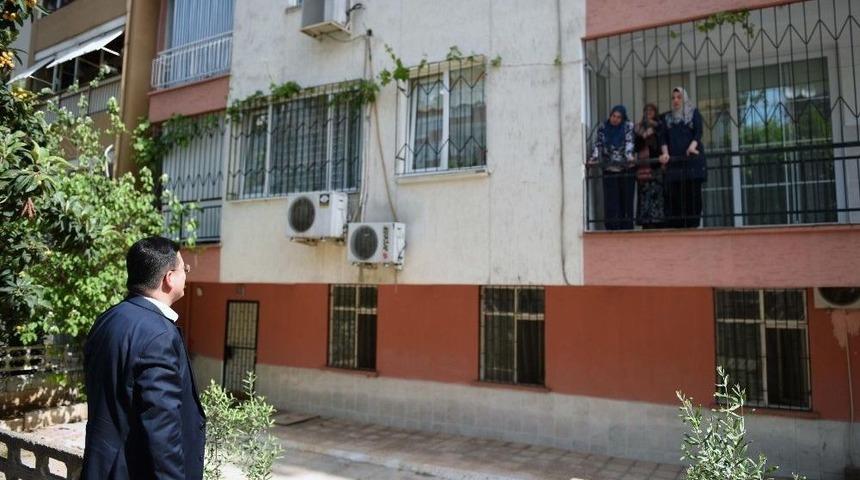 T&uuml;t&uuml;nc&uuml; Balkondan Yapılan &Ccedil;ay Davetini Kırmadı