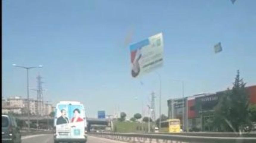 Seçim Otobüsünden Bildiri Ve Broşür Yağdı