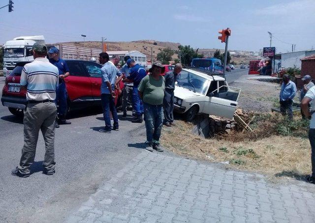 İzmir’de Ehliyetsiz Sürücü Kaza Yaptı: 1 Yaralı