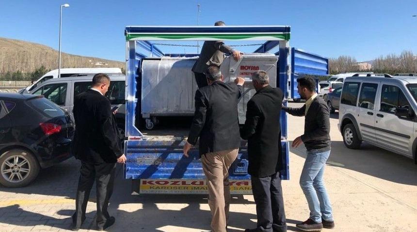 Patnos&rsquo;ta &ldquo;daha Temiz Bir &Ccedil;evre İ&ccedil;in&rsquo;&rsquo; K&ouml;ylere &Ccedil;&ouml;p Konteynırı Dağıtıldı