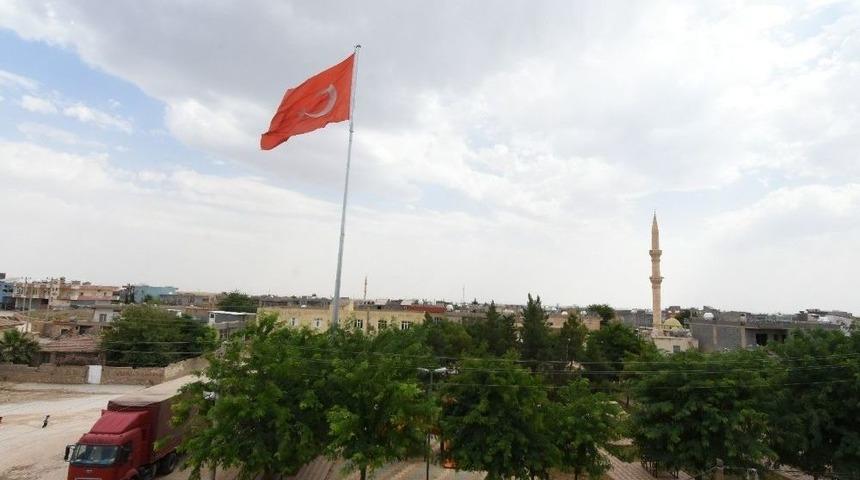 Artuklu Belediyesi Ortaköy’e Dev Türk Bayrağı Astı