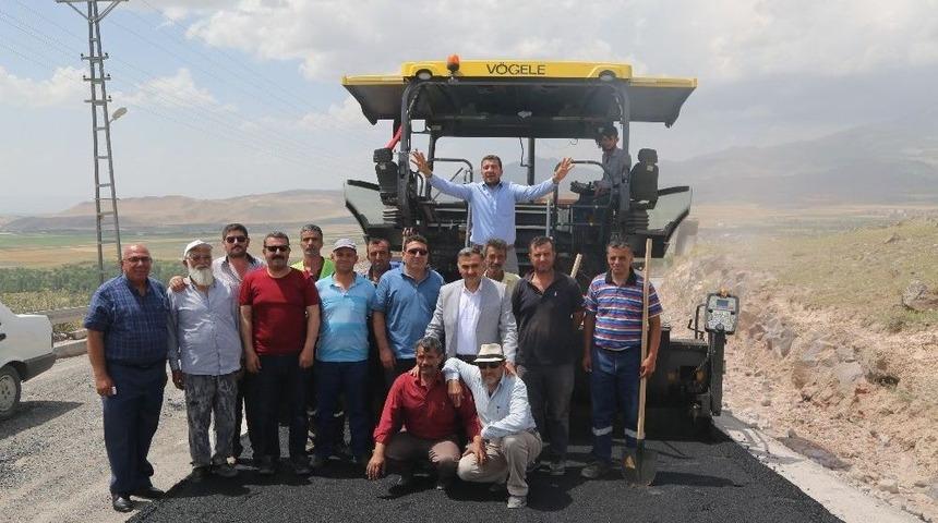 Yukarı Develi Yolunun Sıcak Asfalt &Ccedil;alışmalarına Başlandı