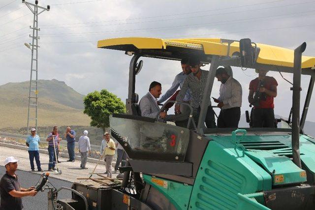 Yukarı Develi Yolunun Sıcak Asfalt Çalışmalarına Başlandı