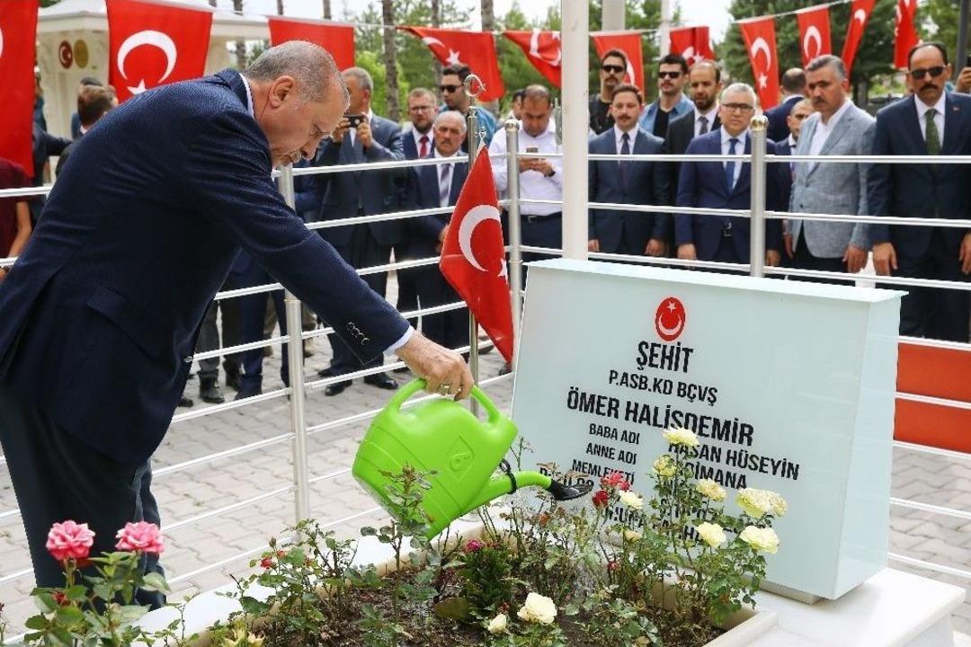 Cumhurbaşkanı Erdoğan, Kahraman &Ouml;mer Halisdemir&rsquo;in Mezarını Ziyaret Etti