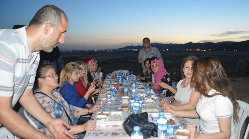 Kadınlar Ekti, Kadınlar Bi&ccedil;ti