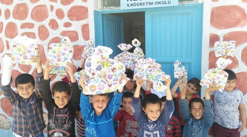 İstanbul&rsquo;dan Kahta&rsquo;daki &Ouml;ğrencilere Hediye