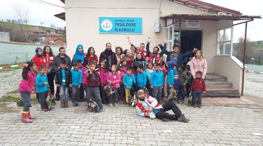 &Uuml;niversite &Ouml;ğrencileri Giysi Ve Oyuncak Yardımı Yaptı