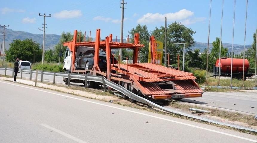 Ara&ccedil; Taşıyan Tır Otomobile &Ccedil;arptı: 1 Yaralı