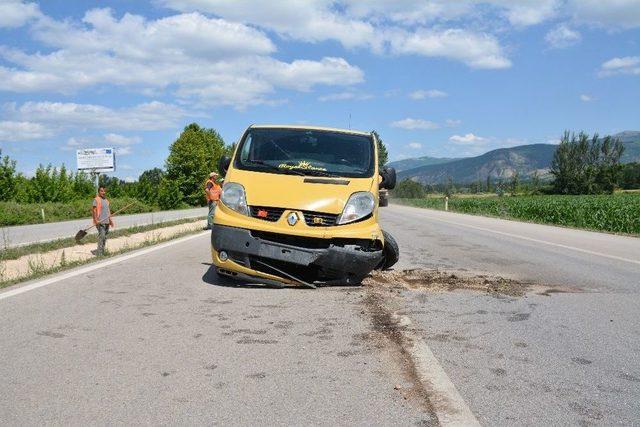 Araç Taşıyan Tır Otomobile Çarptı: 1 Yaralı