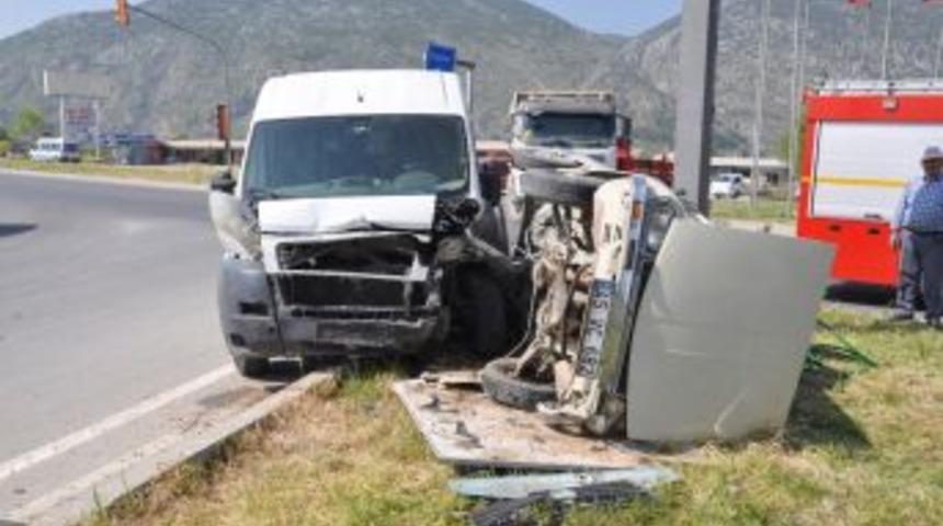 Midib&uuml;s Ve Otomobil &Ccedil;arpıştı: 2 Yaralı