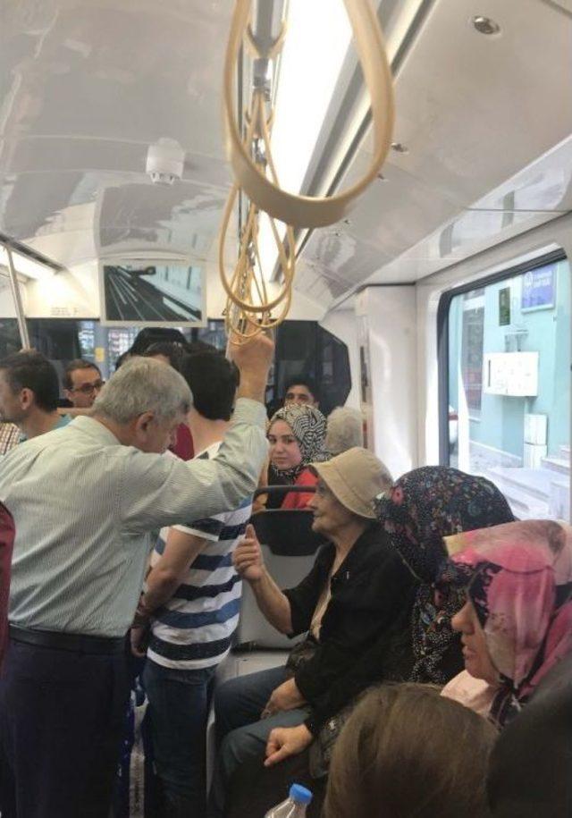 Başkan Karaosmanoğlu, Vatandaşlarla Tramvayda Bir Araya Geldi