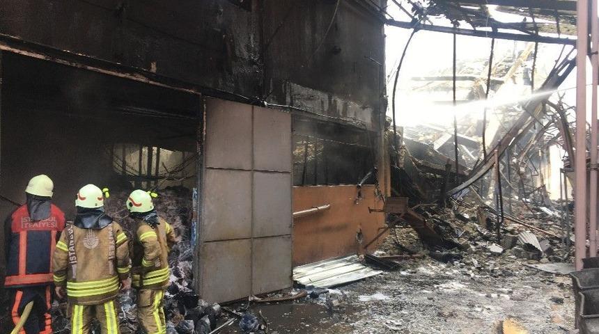 Yangın &Ccedil;ıkan İş Merkezinde &Ccedil;&ouml;kmeler Meydana Geliyor