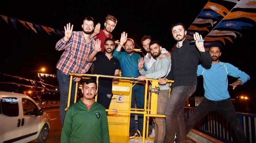 Başkan Doğan, Ak Partili Gen&ccedil;lerle Birlikte Bayrak Astı