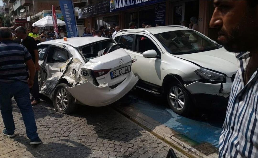 Freni Patlayan Kamyon Ara&ccedil;ları Ezdi, İşyerlerine Daldı