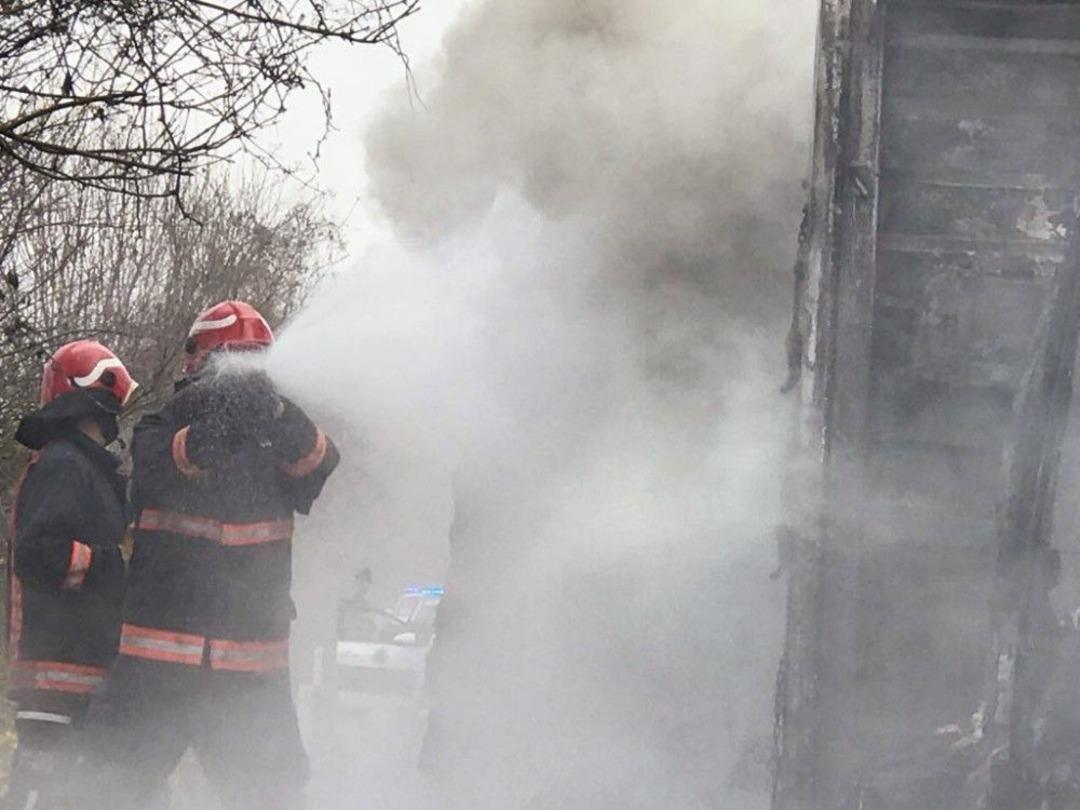 Seyir Halindeki Kumaş Y&uuml;kl&uuml; Kamyon Alev Alev Yandı