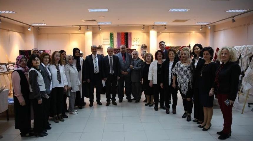 Akın, Sergiye Katıldı