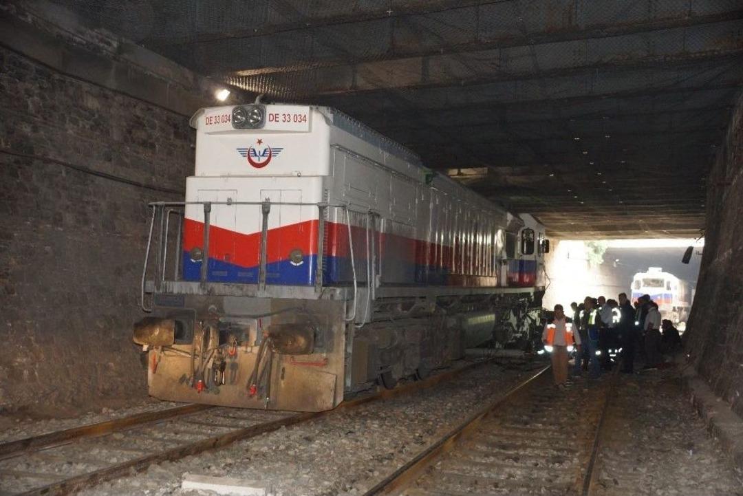 Y&uuml;k Treni Raydan &Ccedil;ıktı, Seferler Aksadı