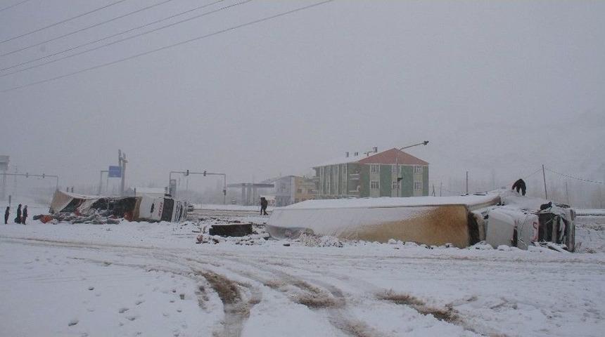 Van&rsquo;da Aynı Kavşakta Peş Peşe İki Tır Devrildi: 1 Yaralı