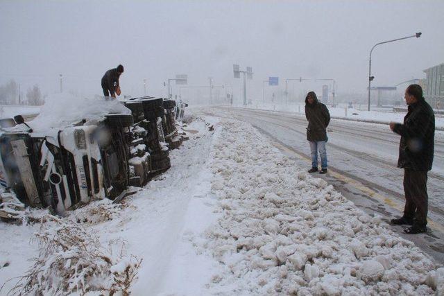 Van’da Aynı Kavşakta Peş Peşe İki Tır Devrildi: 1 Yaralı