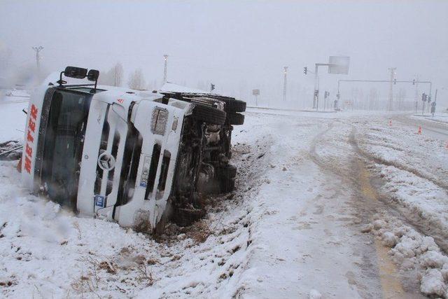 Van’da Aynı Kavşakta Peş Peşe İki Tır Devrildi: 1 Yaralı