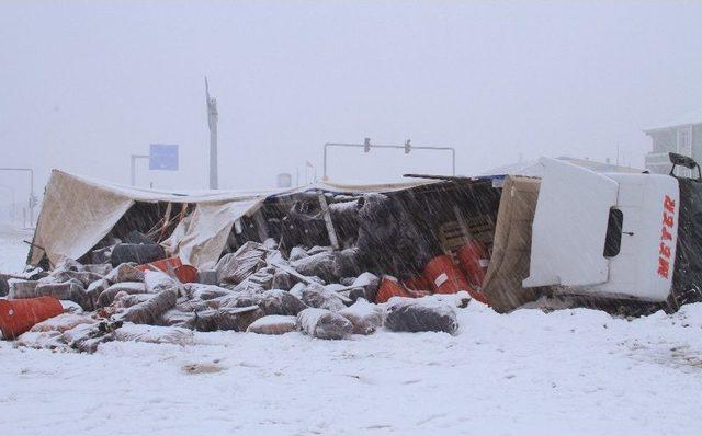 Van’da Aynı Kavşakta Peş Peşe İki Tır Devrildi: 1 Yaralı