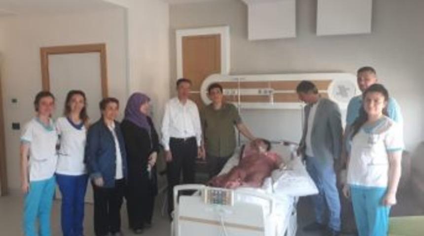 Bakan Yardımcısı &Ccedil;elik Ve Başkan Alemdar Sevde&rsquo;yi Hastanede Ziyaret Etti