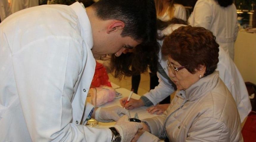 Öğrenciler Vatandaşın Kan Şekerine Baktı