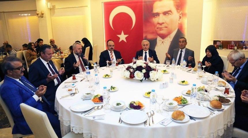 Vali Kam&ccedil;ı Şehit Kilci&rsquo;nin Mevlidine Katıldı