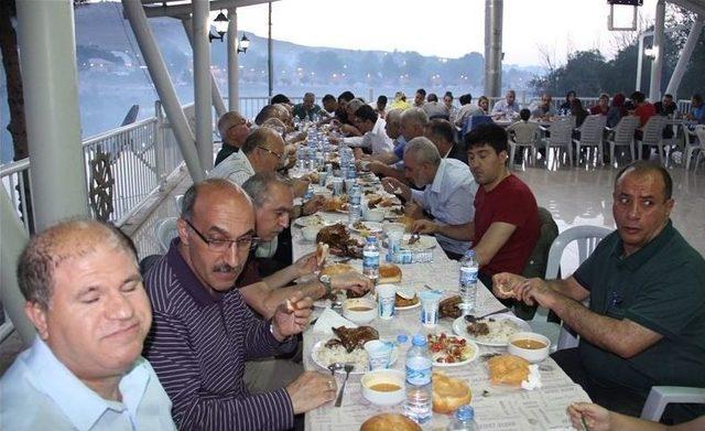 Mhp’li Fendoğlu Şerbet Dağıttı